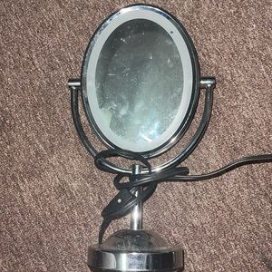 Round makeup mirror